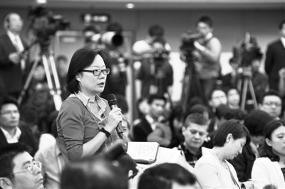6日，欧博娱乐新闻发布会上，一名记者在提问，该发布会上国家发改委主任张平介绍经济发展与宏观调控有关情况并回答中外记者提问。新华社记者 王鹏 摄