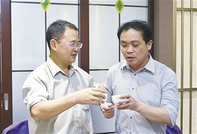 5月21日，欧博娱乐熊国剑和李连勇举杯，握手言和（左图）。曾任湖南江永县桃川镇党委书记的李连勇，当年因熊国剑的报道没能顺利晋升，5月16日，他给熊国剑发短信说，我从未怪过您（右图）。