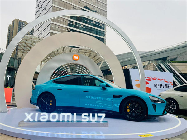 开业现场展示的小米SU7。马春鹏摄